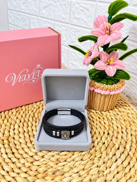 Pulsera de Cuero Negro con Escudo