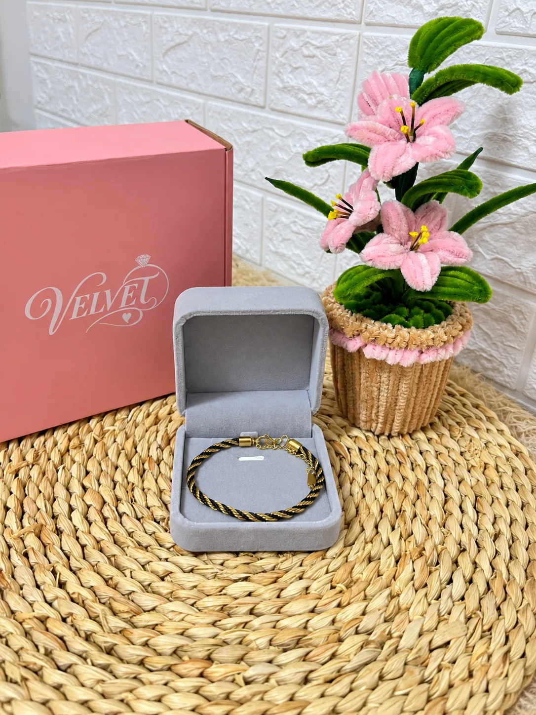Pulsera Hilo Negro y Dorado